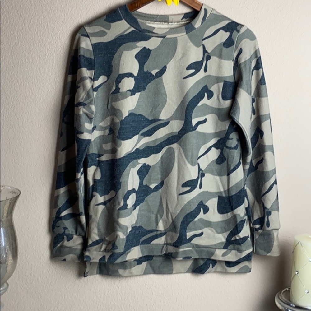 Camo sweater sweatshirt size small